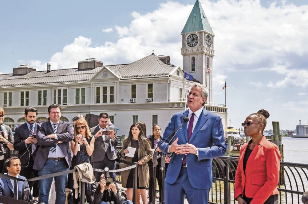 Bill de Blasio, alcalde de Nueva York, con su esposa, Chirlane McCray, ayer. Aseguró que irá contra los más ricos y las grandes corporaciones. / STEPHANIE KEITH. AFP