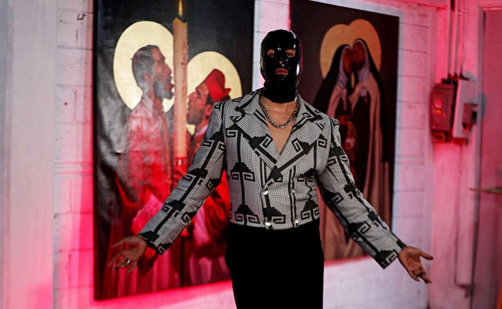 Fabián Cháirez, el artista que está detrás de la exposición de pintura "La venida del Señor". Foto: Luis Carrera/EL UNIVERSAL