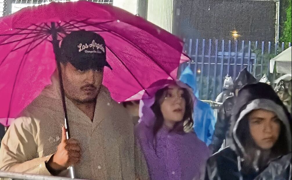 Los impermeables se convirtieron en el outfit de la noche entre familias y grupos de fans en el estadio. Fotos: Hugo Salvador y Jesús Díaz / EL UNIVERSAL