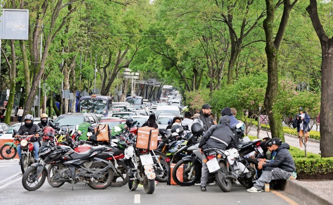 Los repartidores inconformes extendieron su protesta a cuatro puntos clave de la Ciudad de México, provocando afectaciones en importantes vías como Paseo de la Reforma. Foto: Valente Rosas / EL UNIVERSAL