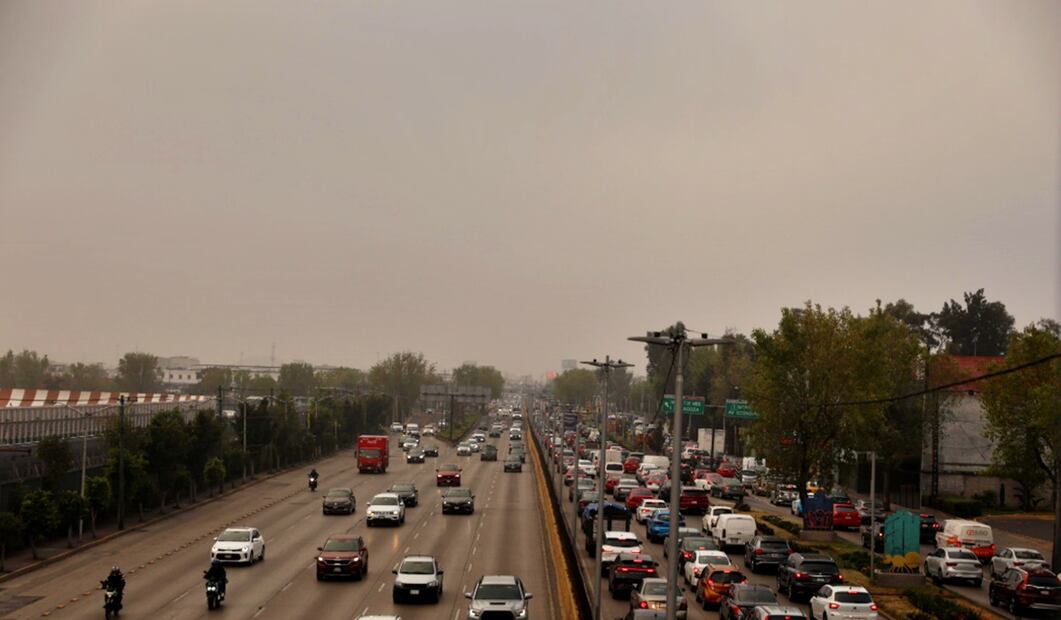 Un banco de niebla se registró sobre la Calzada Ignacio Zaragoza, desde Avenida República Federal hasta la Avenida Canal de San Juan. Foto: Iván Montaño/EL UNIVERSAL