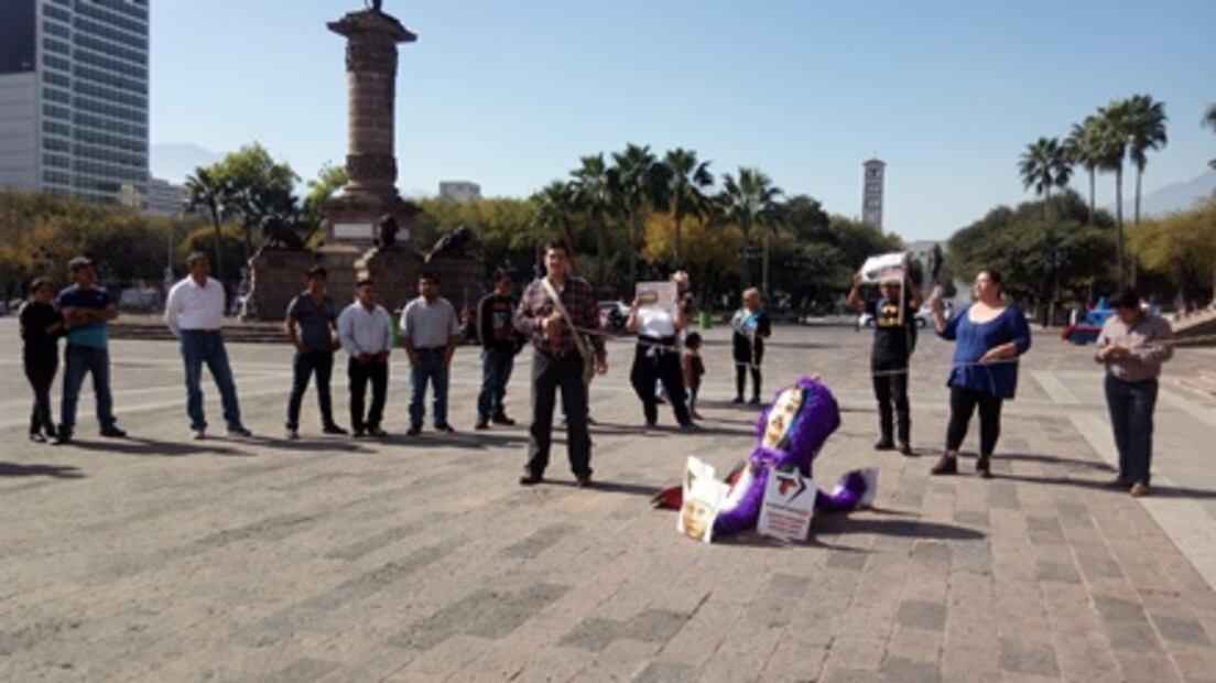 Con piñata protestan en NL contra aumento a tarifas de transporte