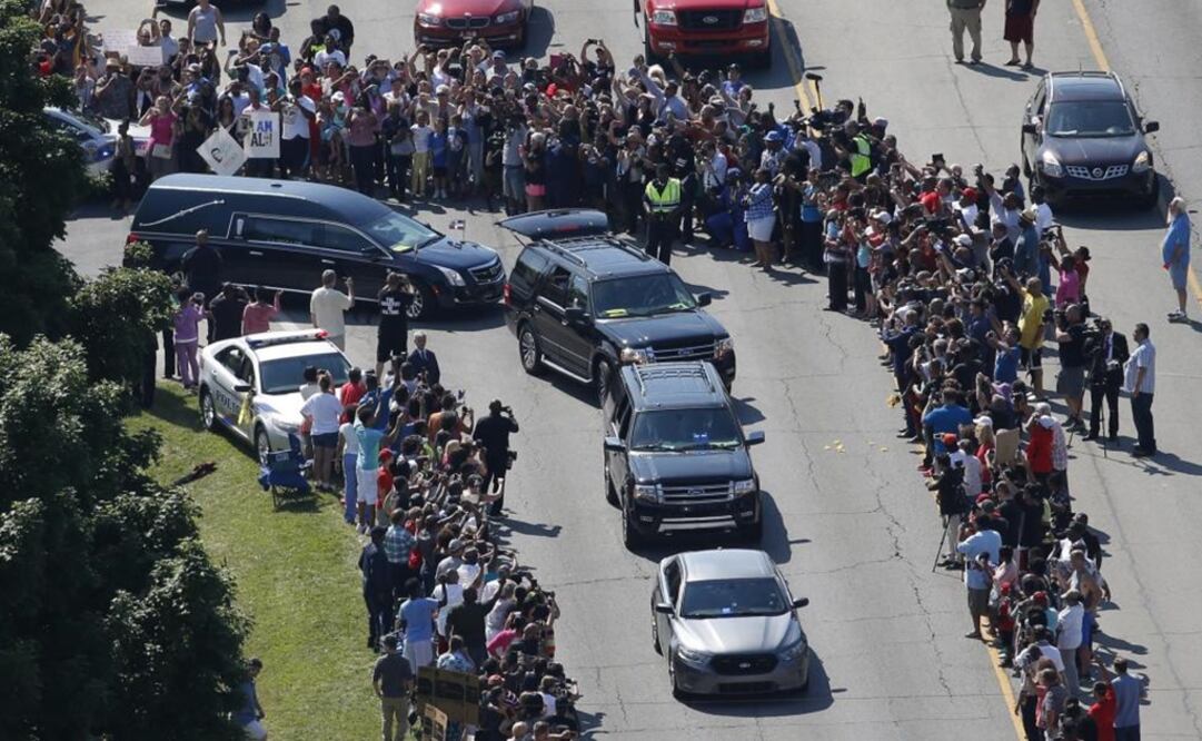 The hearse carrying the remains of Muhammad Ali leaves the A D Porter & Sons funeral home during the funeral procession for the three-time heavyweight boxing champion in Louisville, Kentucky. (Photo: Reuters)