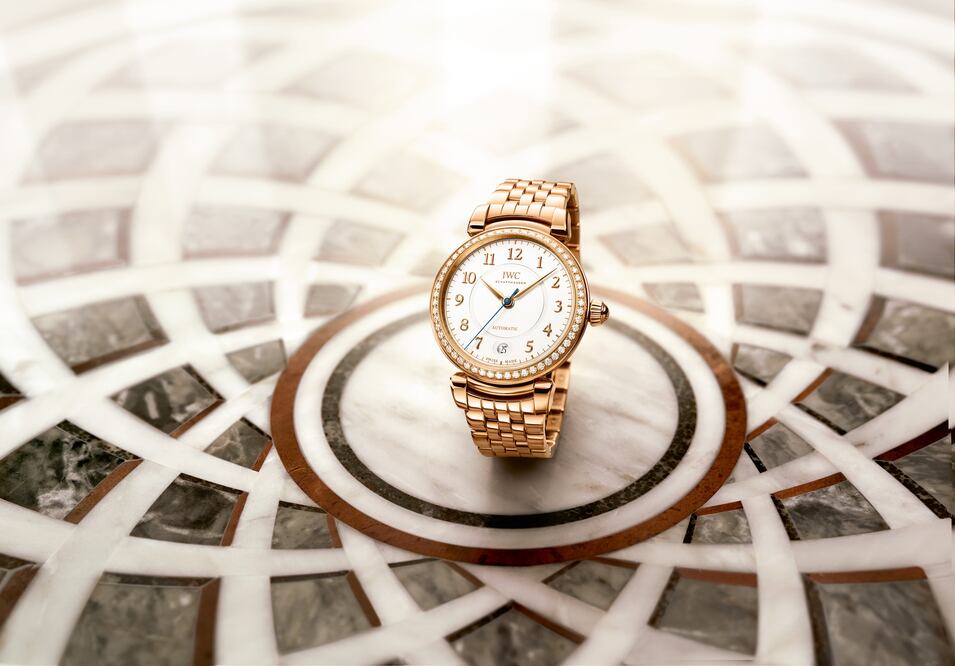 El Da Vinci Automático 36 con caja y brazalete de oro rosa, además de 54 diamantes en el bisel.