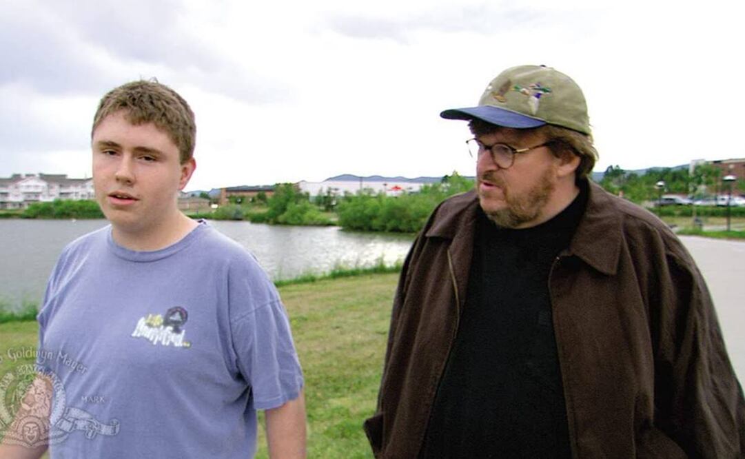 Michael Moore ha sido uno de las personas que constantemente ha hablado en cine del acceso y uso a las armas en el país vecino.