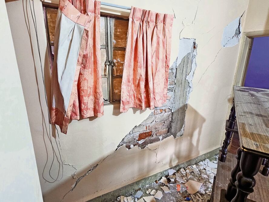 El edificio de avenida Revolución 959 fue uno de los más afectados por los microsismos. Presenta grietas en muros y escaleras, vidrios rotos, entre otros daños, por lo que sus habitantes fueron desalojados. Foto: Jorge Medillín / EL UNIVERSAL