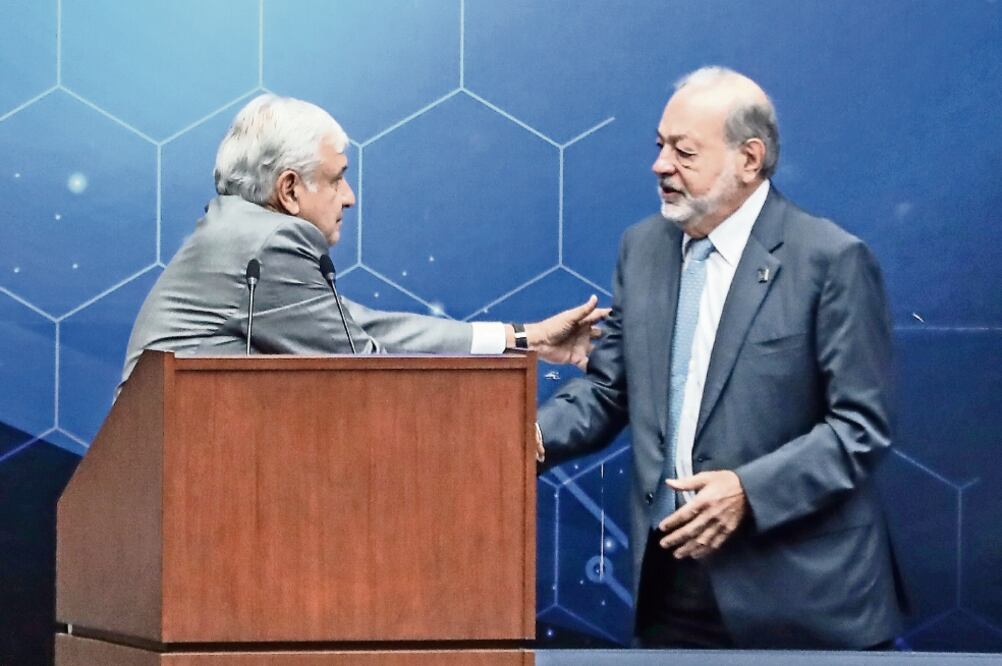 Andrés Manuel López Obrador se refirió al empresario Carlos Slim como “un ejemplo en México y el mundo”. Foto: GERMÁN ESPINOSA. EL UNIVERSAL