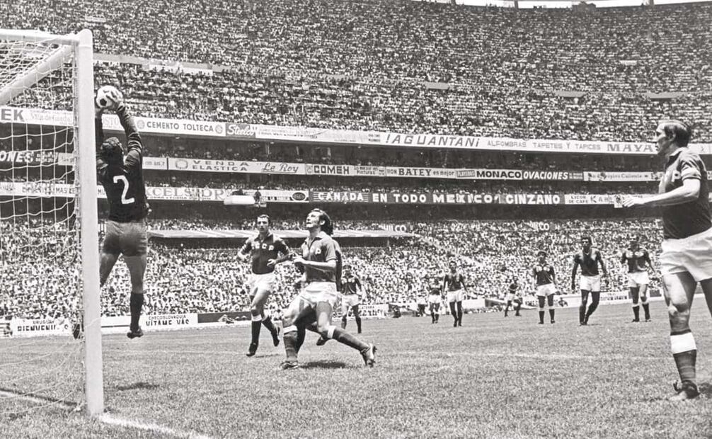 Partido inaugural de 1970, entre México y la Unión Soviética, con empate a ceros. El entonces entrenador de la escuadra mexicana, Raúl Cárdenas, quedó conforme con el rendimiento del equipo, a pesar de sólo tener un punto; “siempre es bueno iniciar un torneo con dos puntos, aunque tampoco es malo iniciarlo con uno”, comentó. Foto: Archivo EL UNIVERSAL.