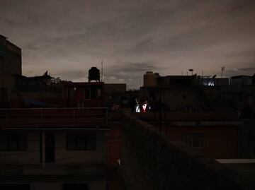 ¿Qué ocasionó las luces en el cielo durante el terremoto del año pasado?