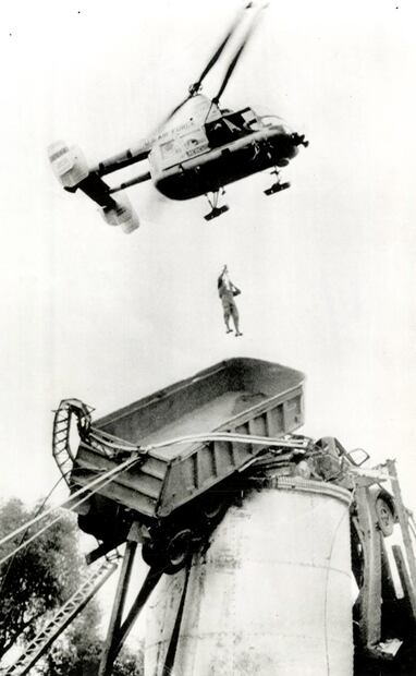 La idea de usar helicópteros para misiones de rescate no era nueva, como lo muestra esta foto de 1967, cuando una de estas naves salvó a un trailero que se encontraba en un puente desplomado, en Luisiana. Foto: Agencias.