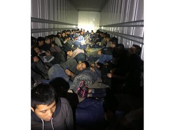 Rescatan a 76 inmigrantes dentro de camión de carga en Texas