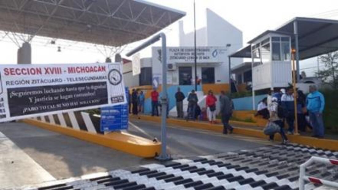 Maestros toman casetas en Michoacán; exigen pagos atrasados