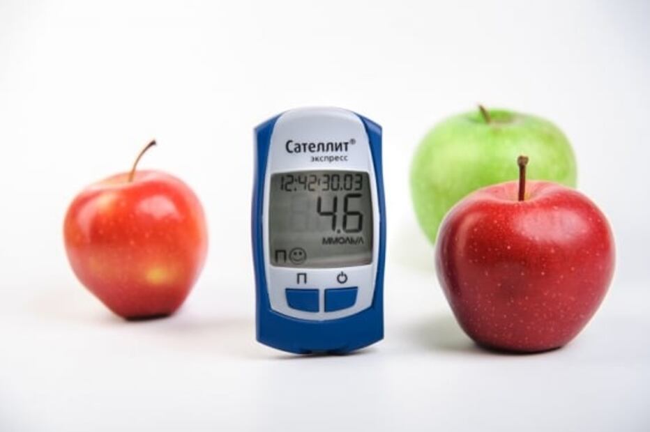 ¿Por qué es bueno incluir manzanas en el desayuno?