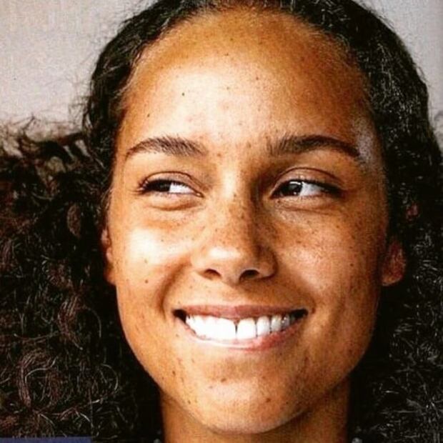 A sus 40 años, Alicia Keys desmaquilla los problemas de las mujeres