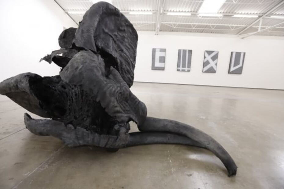 Yoshua Okón cuestiona el consumo perpetuo