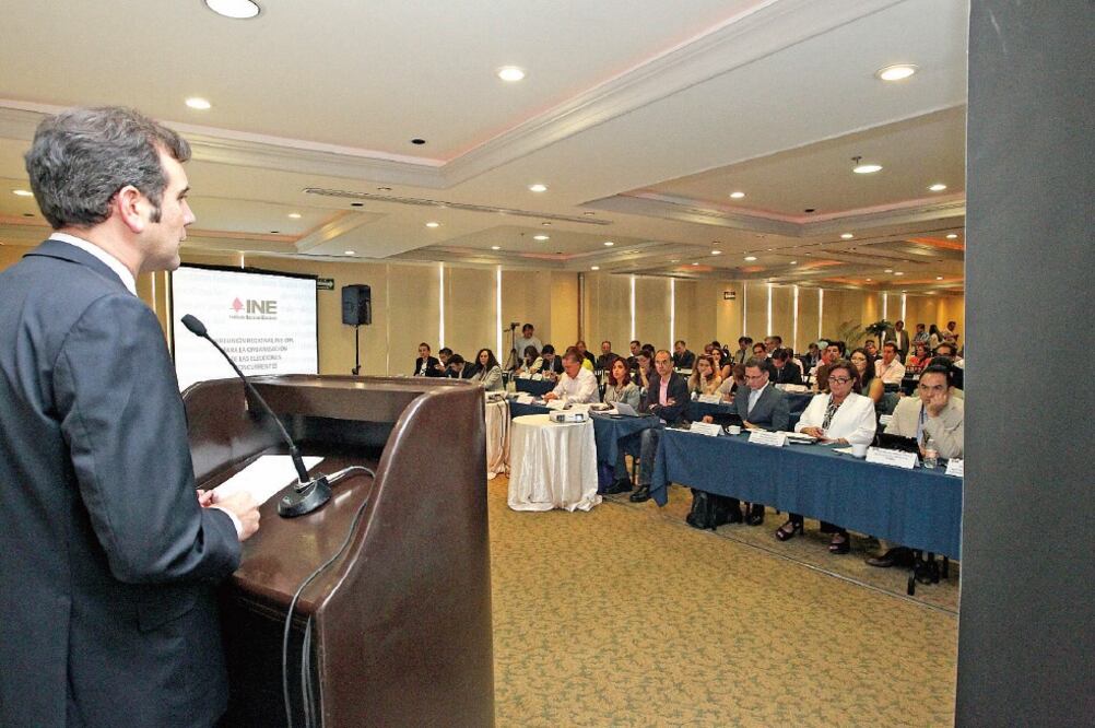 Los representantes partidistas ante el INE acusaron que se detectó que muchos aspirantes a consejeros electorales son o han sido funcionarios de los gobiernos estatales o municipales (ARCHIVO EL UNIVERSAL)