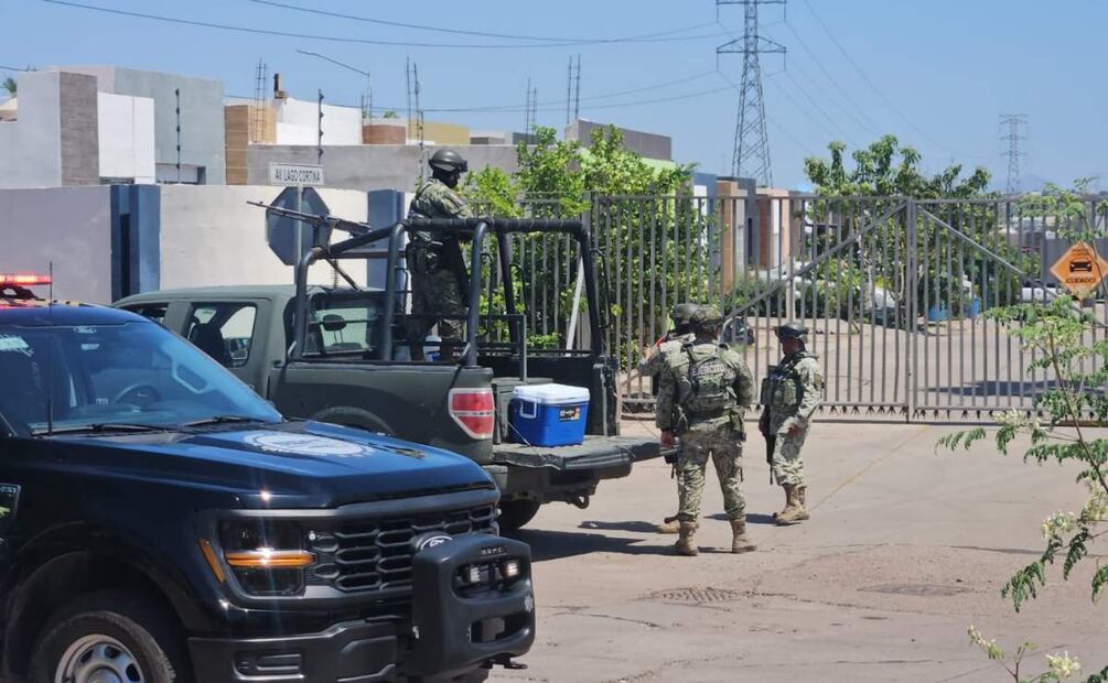 Elementos del ejército acuden al fraccionamiento privado de Culiacán ante el reporte de un ataque armado (28/06/2025). Foto: Cortesía