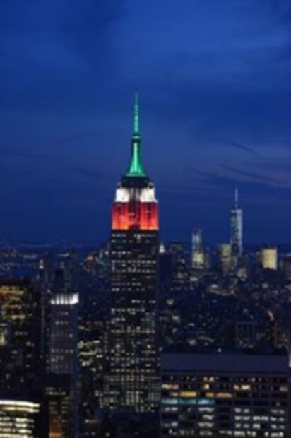 World monuments light up in colors of Mexico