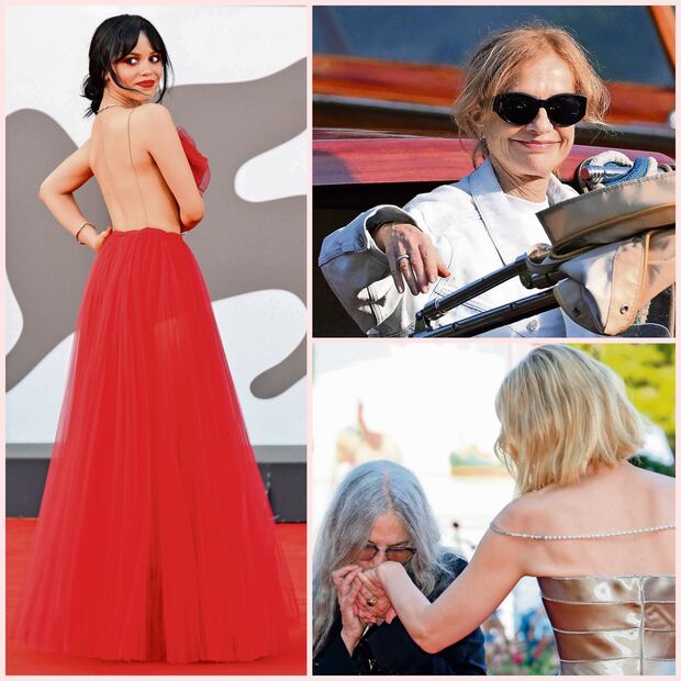 - Con la espalda al descubierto, Jenna Ortega apostó por el rojo.
- Arriba: Isabelle Huppert, presidenta del jurado, llegando al Lido.
- Abajo: Patti Smith saludó a Cate Blanchett al llegar a la apertura.
Foto: Especial