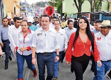 Mikel visita a vecinos y recorre El Hoyo