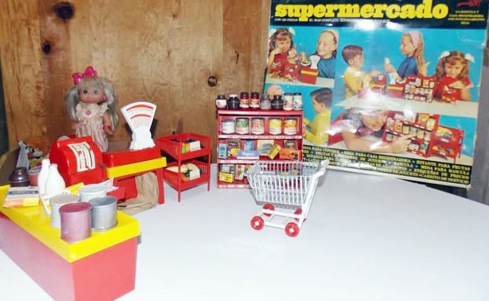 Además de los electrodomésticos, la oferta de juguetes también permitió jugar al supermercado. Miles de infantes disfrutaron sus tardes imaginando que eran adultos con casa y gastos propios. Foto: Cortesía Angélica Adriana Sánchez Ortíz/ESPECIAL.