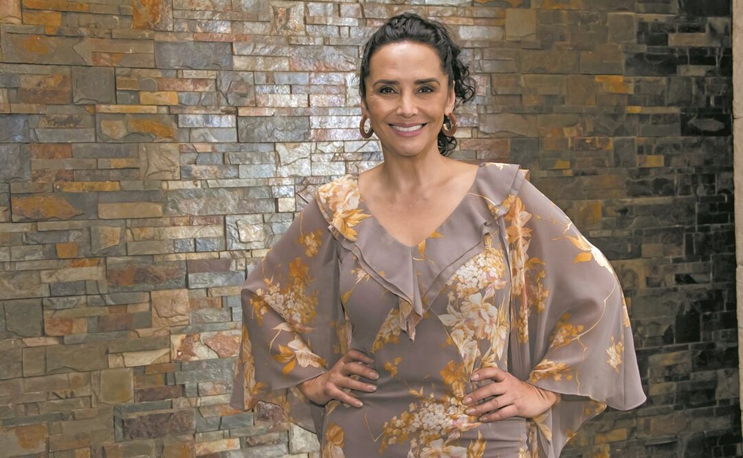 La actriz, quien montará un consultorio para seguir tatuando a mujeres, saldrá este jueves en el show Esta historia me suena. Foto: Televisa.