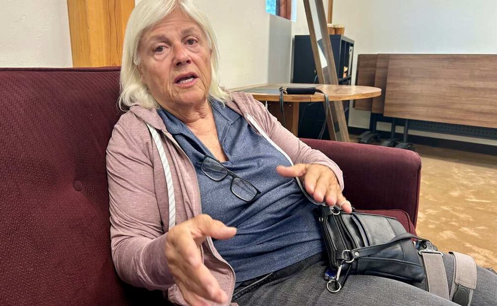 Gail Kocourek, una voluntaria del grupo humanitario Los Samaritanos de 74 años, habla con EFE durante una entrevista este lunes en el sur de Tucson, Arizona (EU). Ciudadanos estadounidenses del grupo humanitario Los Samaritanos, que distribuyen agua y ayuda a migrantes en el desierto entre Arizona y México, relataron a EFE la persecución y arresto que enfrentaron en marzo pasado de hombres armados, encubiertos, en carros sin insignias y sin orden judicial, que resultaron ser agentes migratorios de EU. Foto: EFE