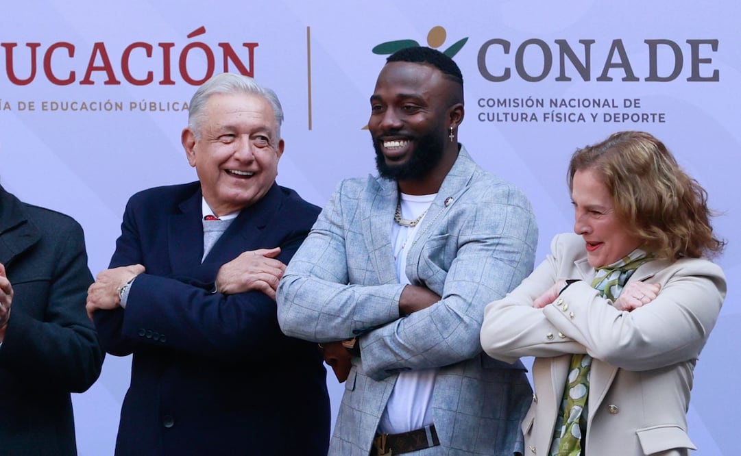 AMLO realiza la “Randy-Señal” junto a Arozarena en el premio Nacional de Deportes FOTO: Fernanda Rojas - El Universal