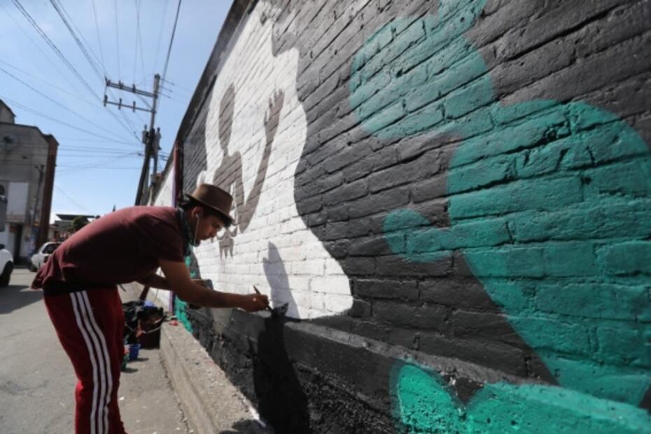 Artistas callejeros hacen honor a la vida y la muerte en panteón de Lerma