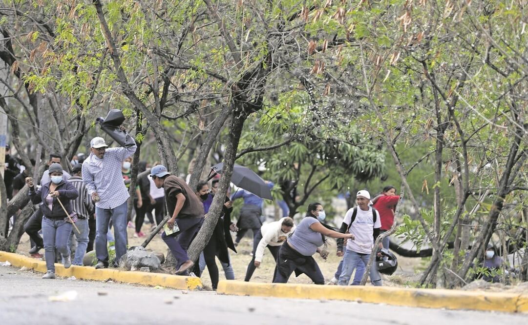 Grupos de simpatizantes del Partido Libertad y Refundación (Libre), de la actual presidenta Xiomara Castro y su esposo Manuel Zelaya, se enfrentan contra simpatizantes del expresidente Juan Orlando Hernández, en Tegucigalpa. Foto: Gustavo Amador. EFE