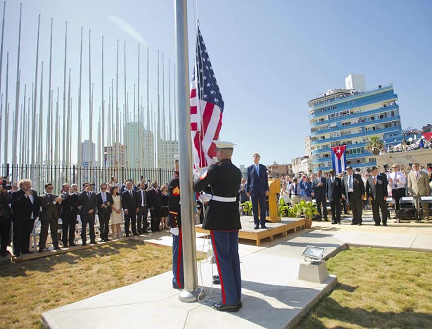 El secretario estadounidense de Estado, John Kerry, observa el izado de la bandera de su país en la recientemente reabierta embajada en La Habana (PABLO MARTINEZ MONSIVAIS. REUTERS)