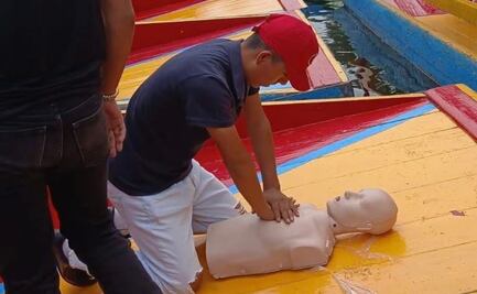 Capacitan a trabajadores de trajineras en primeros auxilios; buscan mayor seguridad para visitantes en Xochimilco