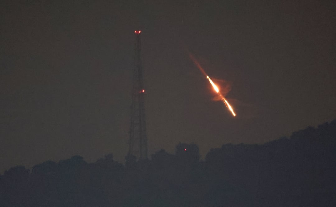 Una vista muestra drones o misiles compitiendo por objetivos en lugares no revelados en el norte de Israel, a principios del 14 de abril de 2024. Foto: EFE