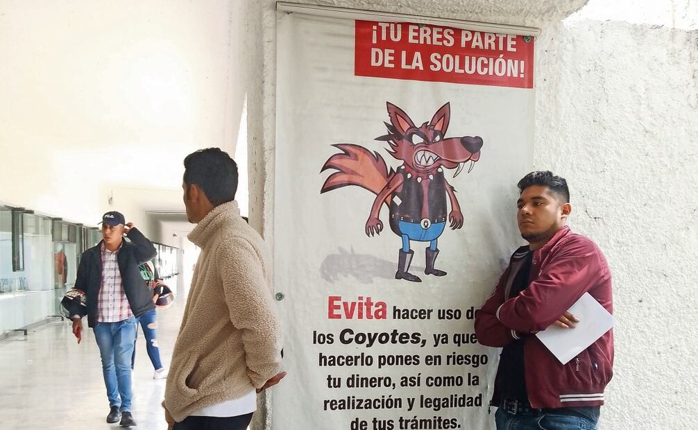 Pese a la colocación de mantas,
los coyotes ofrecen su “servicio”. Foto: Rebeca Jiménez / EL UNIVERSAL