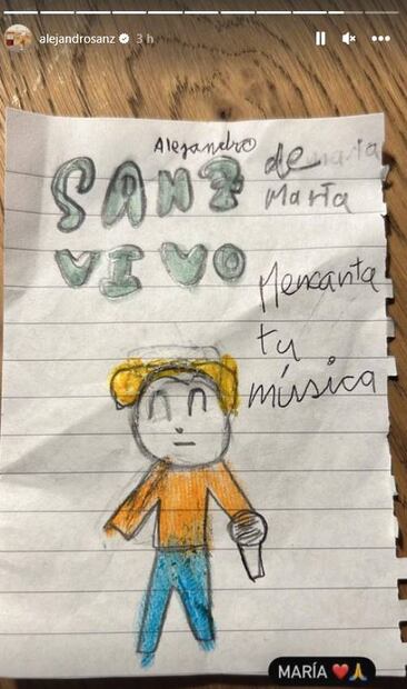 Alejandro Sanz recibe este regalo de una fan.