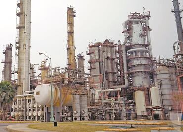 Pese a humo amarillo, Semarnat aprueba operación de refinería de Cadereyta