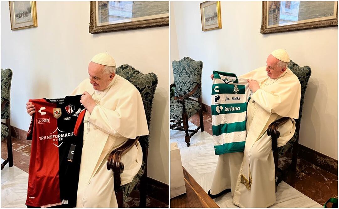 Papa Francisco presume sus playeras del Atlas y Santos / FOTO: ESPECIAL