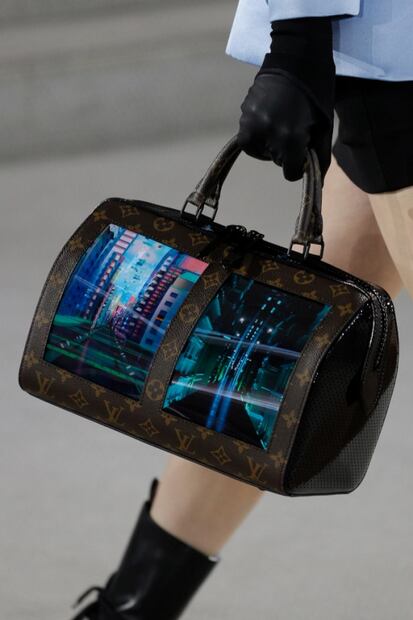 Louis Vuitton presenta bolsas con pantallas de OLED flexibles