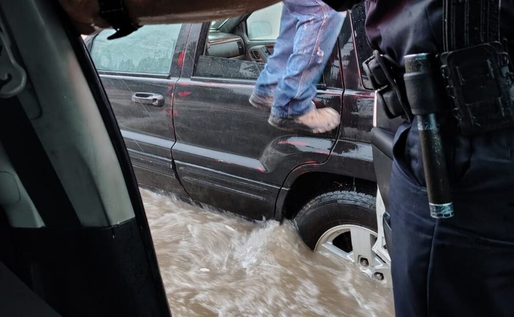 Policías de Nogales, Sonora, rescatan a familia atrapada por la crecida del arroyo (15/07/2025).Foto Ayuntamiento Nogales, Sonora