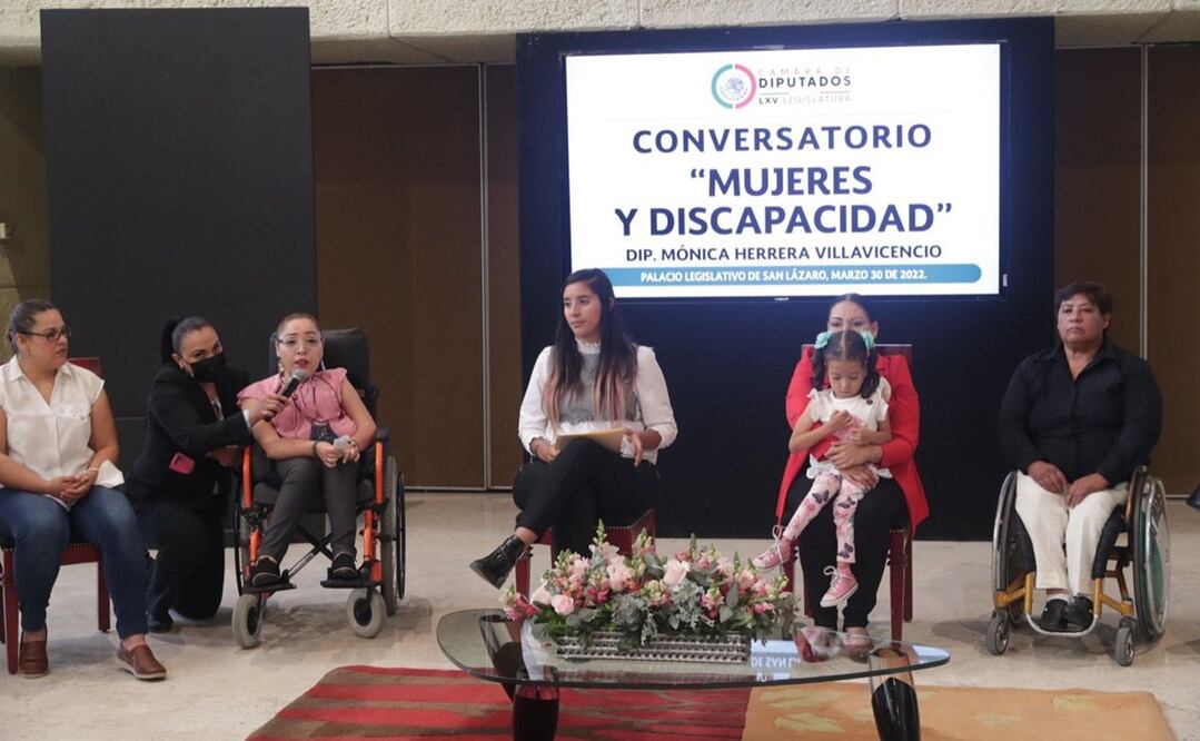 La diputada federal de Morena, Mónica Herrera Villavicencio, encabezó el conversatorio “Mujeres y discapacidad” . Fotos: Especiales