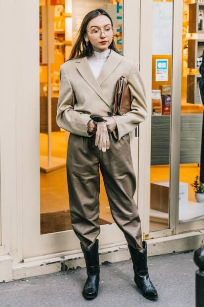 Alerta tendencia: Traje con botas para triunfar en la oficina... ¿o no?