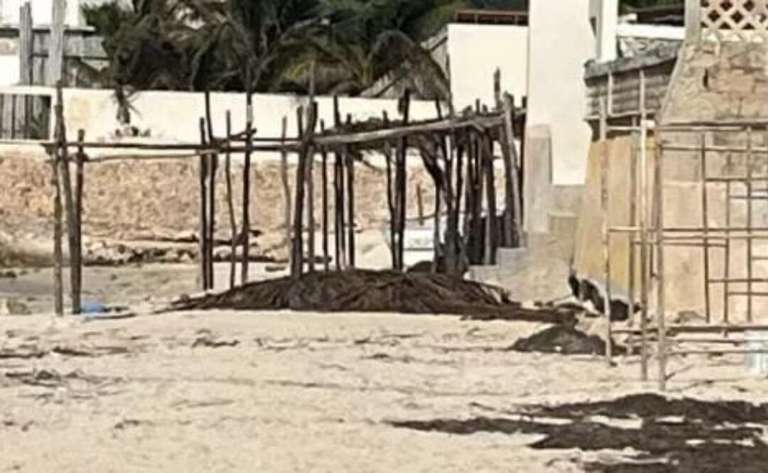 Vecinos de Chelem, Yucatán retiraron maderas colocadas por extranjeros para impedir el paso a la playa. Foto: Especial