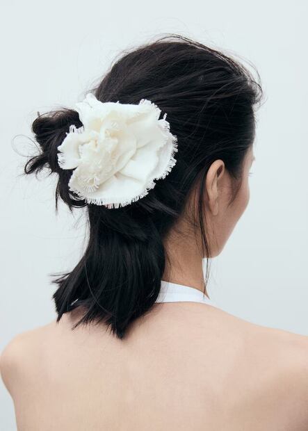 La maxiflor para el cabello puede ser de tonos neutros o vivos. Foto: Mango