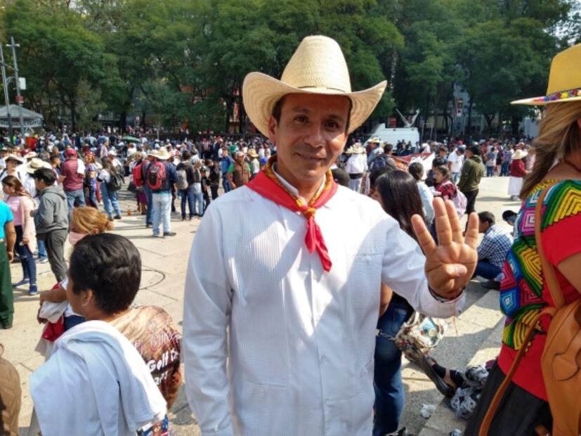 "Venimos a apoyar a nuestro viejito": simpatizantes de AMLO marchan al Zócalo 