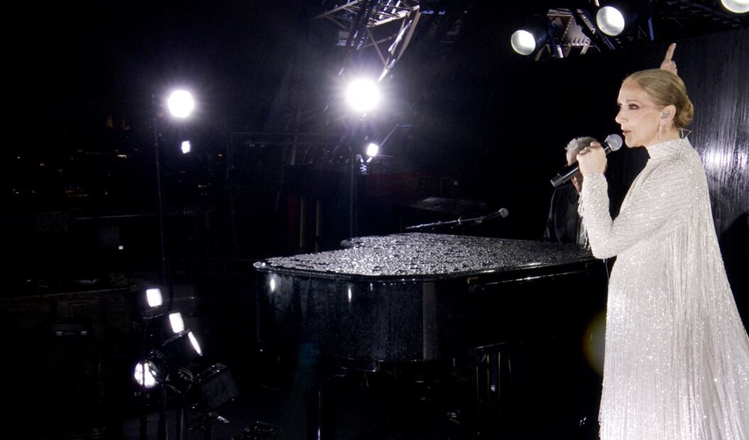 La canadiense Celine Dion actuando en la Torre Eiffel durante la ceremonia de apertura de los Juegos Olímpicos París 2024, en París, el 26 de julio de 2024. Varios autores / AFP.