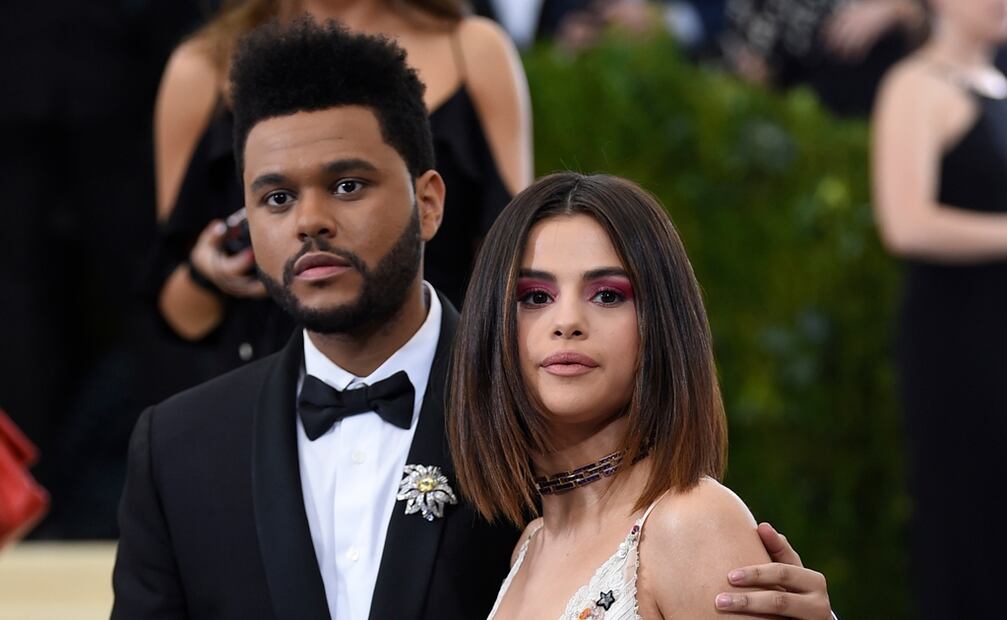 The Weeknd y Selena Gomez asistieron a la gala del Metropolitan Museum en mayo de 2017. Foto: AP