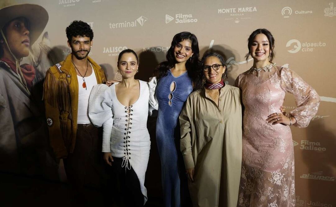 Elenco de "La Arriera" durante la inauguración del Festival Mix 2025. | Foto: Carlos Odín.