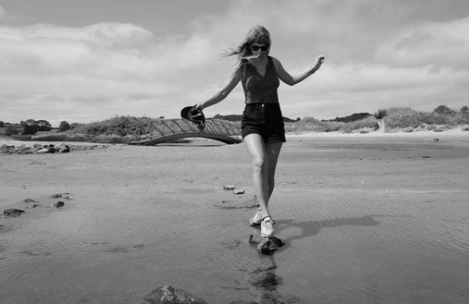 Taylor Swift celebra el primer aniversario de "Folklore"