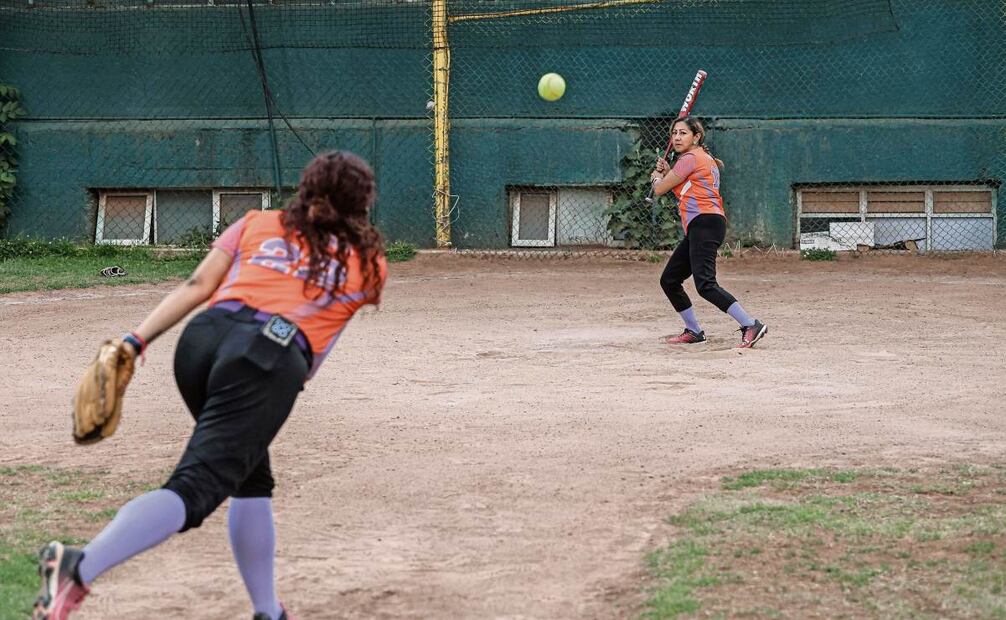 Elsa y Frida, madre e hija, juegan en el equipo Amazonas de la Liga Maya. Frida heredó la bola y el bate de su mamá y
ahora pasa la afición a su hijo Donat, de 12 años. Foto: Gabriel Pano/EL UNIVERSAL