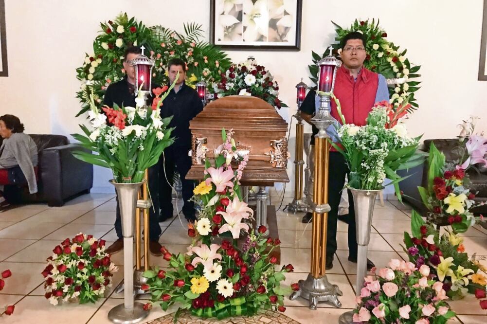 Familiares y amigos de David Otlica Avilés velaron presidente municipal en una funeraria de la ciudad de Morelia. Foto: CHARBELL LUCIO
